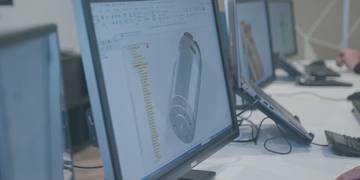 trainingsruimte met laptops en schermen